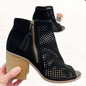 New Sole Society x Nordstroms Black Suede Perforated Peep Toe Heel Size 5